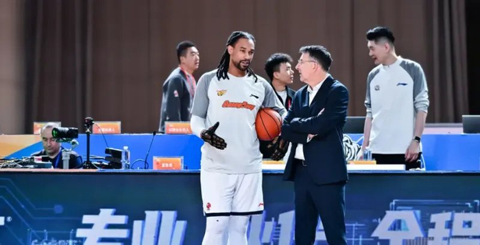 九游体育-杜锋一战引众怒！外援选择失败，防守大空，用人还一塌糊涂！|广东|比赛|球队|内线|新疆_新浪体育_新浪新闻