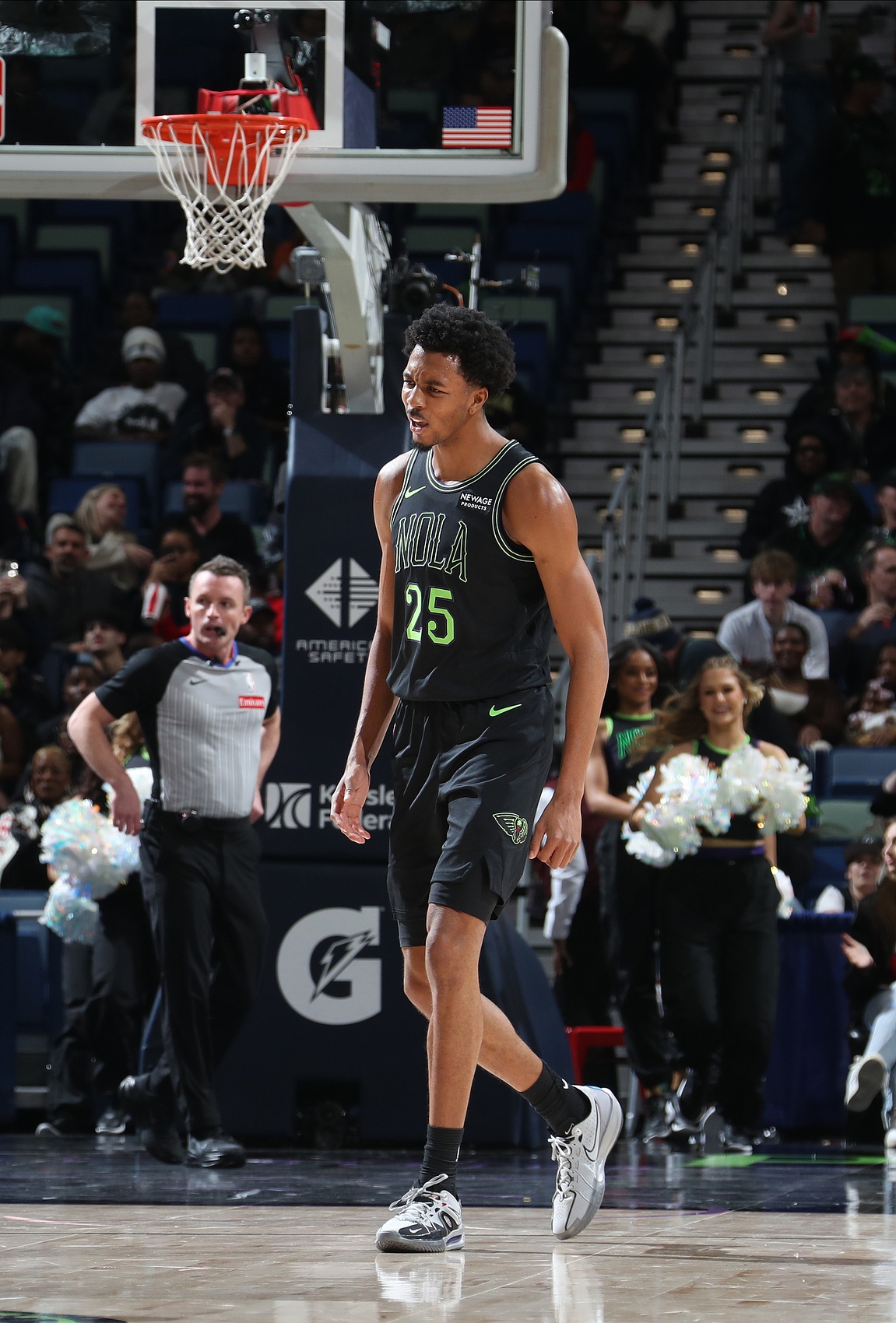 九游体育app-太稳了！墨菲12中8&amp;5记三分拿下28分7板3助3断 首节独得14分