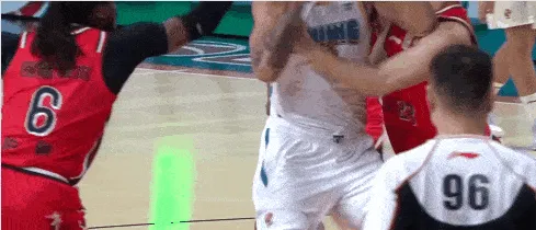 九游体育注册-麦基回防时与陈国豪互不相让，两人互相推搡